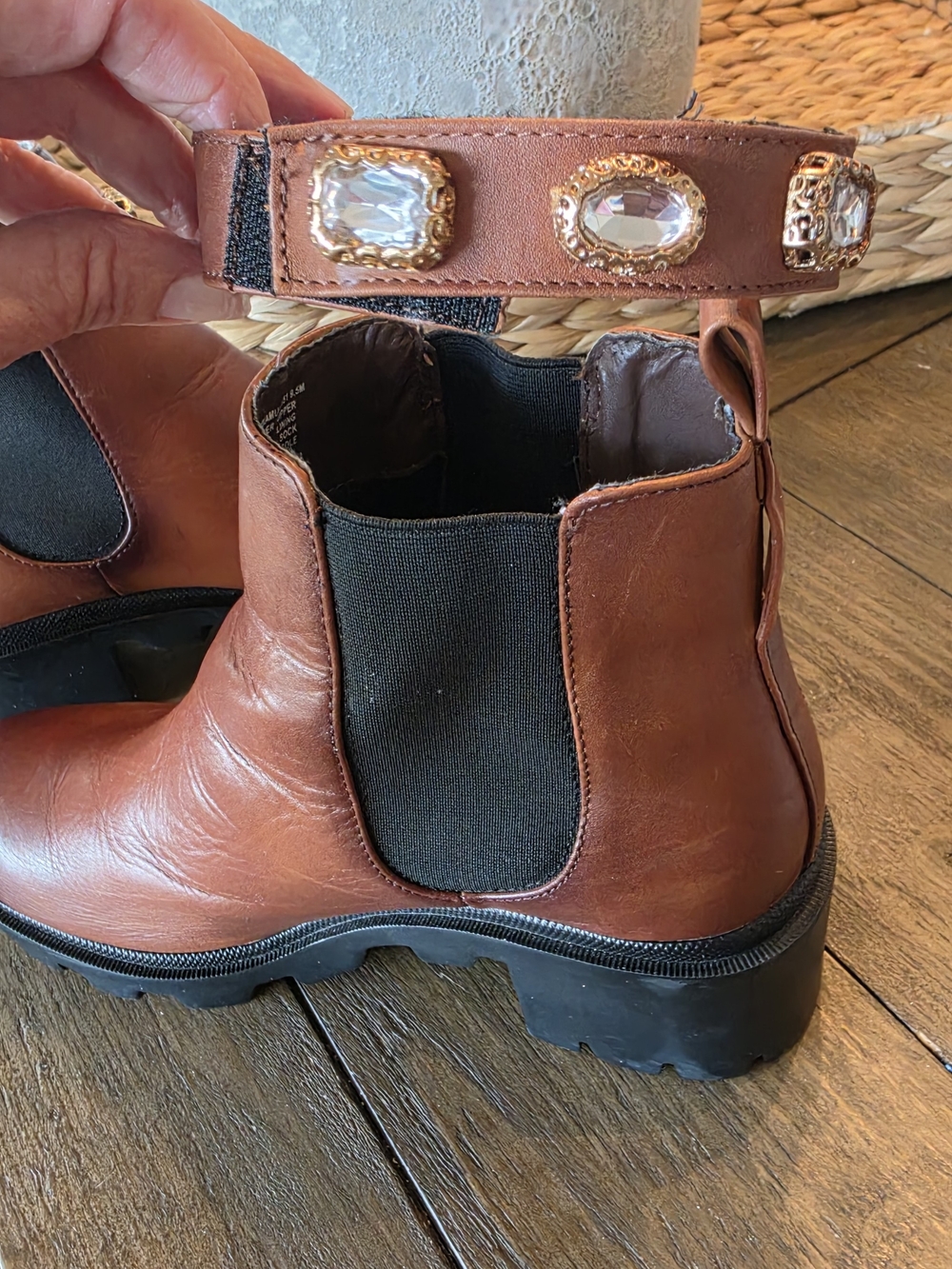 Steve Madden Cognac Genuine Leather Jeweled Chelsea Boots Women's Sz 8.5 NWT - Picture 9 of 9